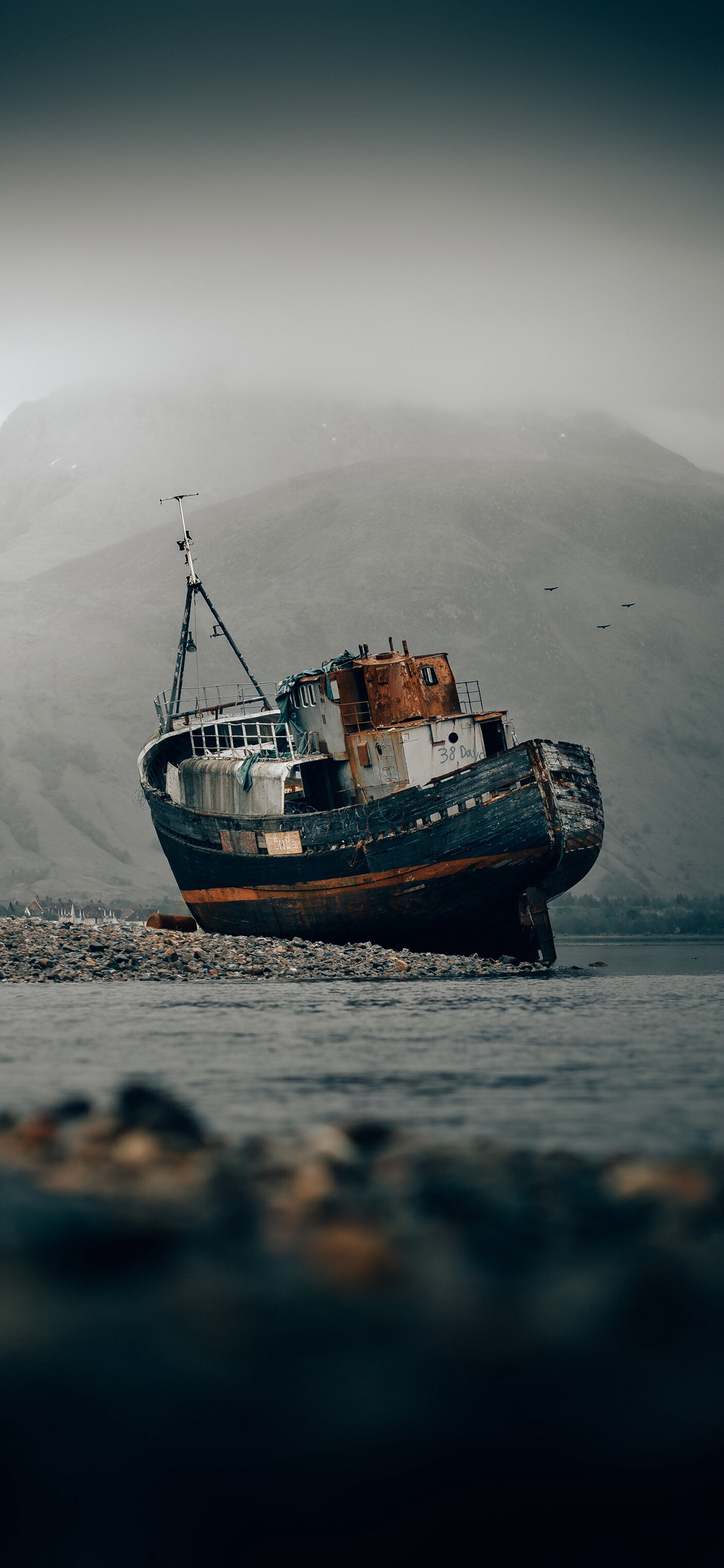 [2436×1125]船只 破旧 残损 海面 苹果手机壁纸图片