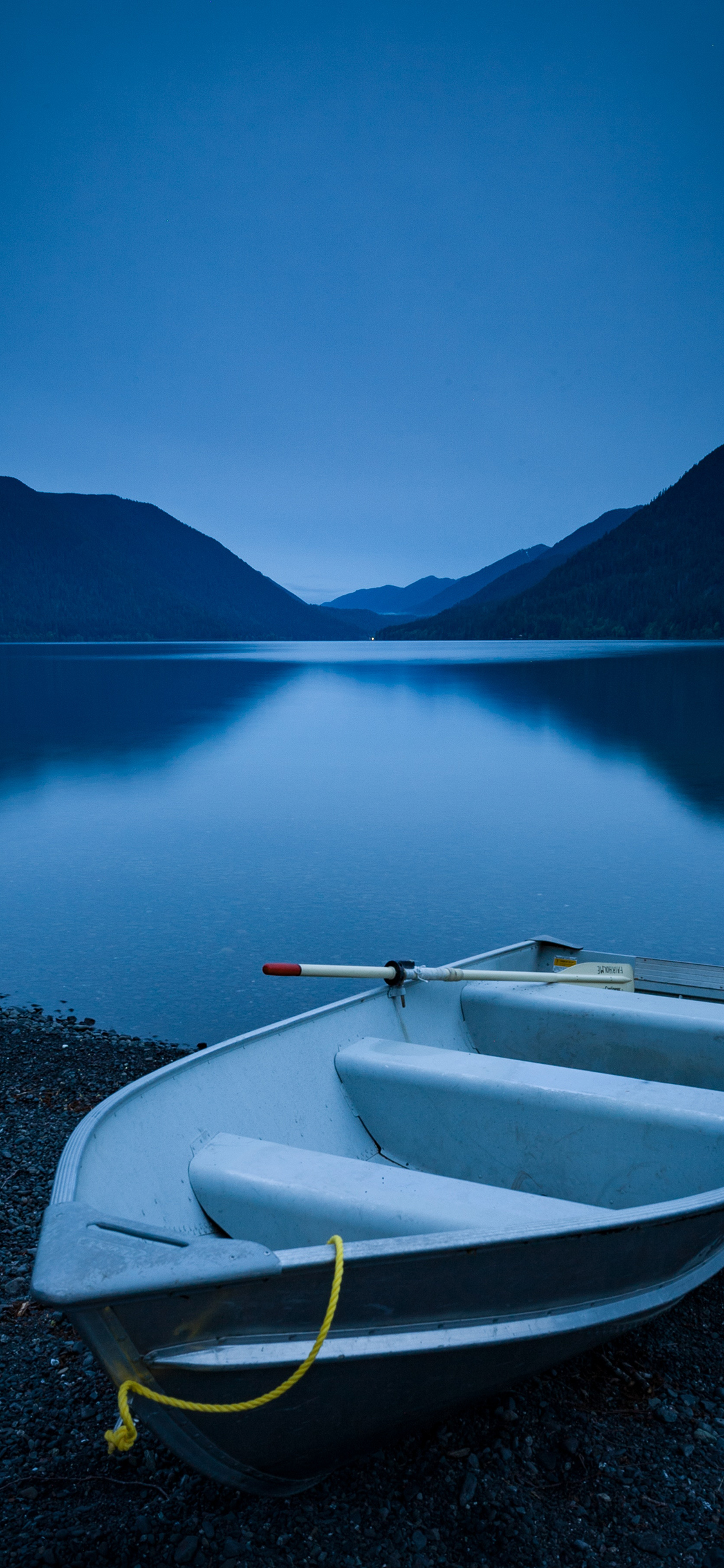 [2436×1125]船只 靠岸 湖泊 山水 苹果手机壁纸图片