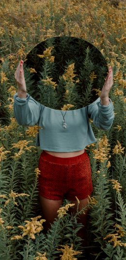 [2436x1125]花丛 女孩 镜子 反射 苹果手机壁纸图片