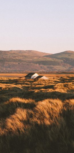 [2436x1125]草原 房屋 山 原野 苹果手机壁纸图片