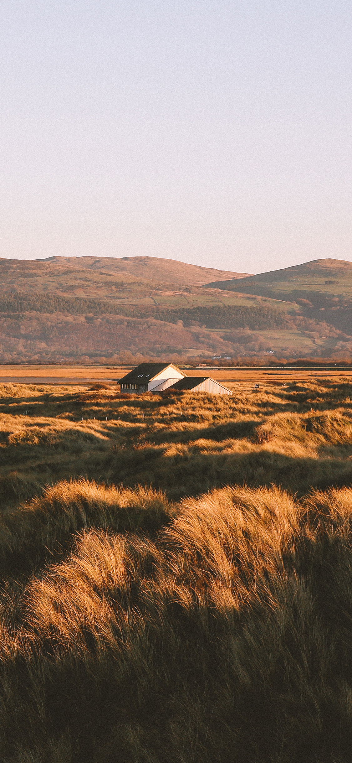 [2436×1125]草原 房屋 山 原野 苹果手机壁纸图片