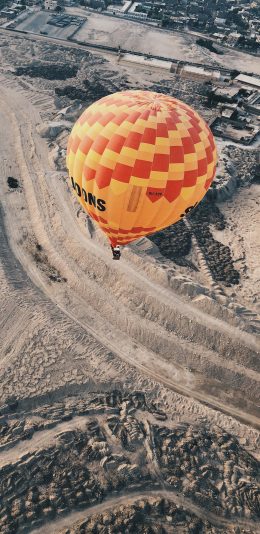 [2436x1125]荒漠 高空 热气球 飞行 苹果手机壁纸图片