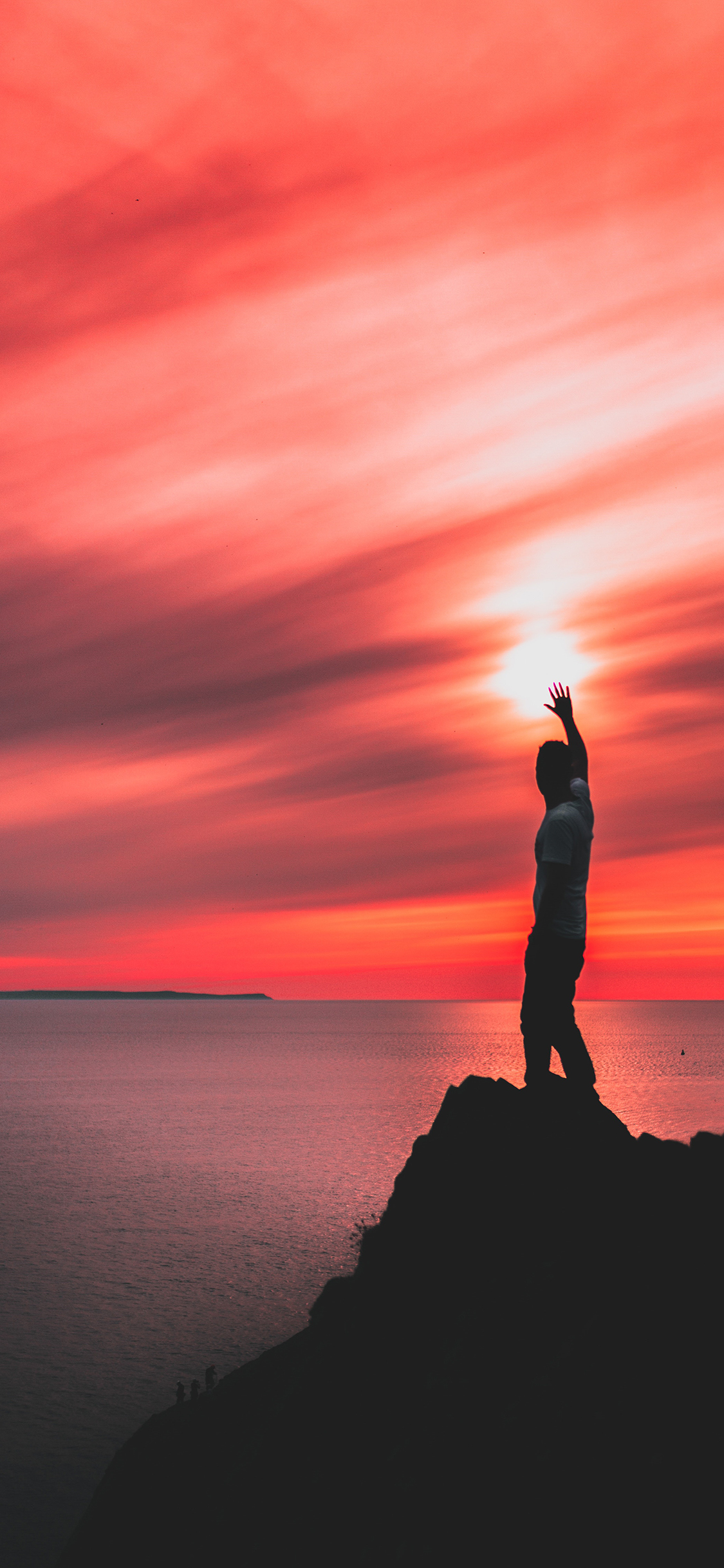 [2436×1125]落日 晚霞 男子 背影 苹果手机壁纸图片