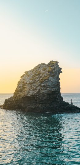 [2436x1125]落日 海水 大海 小岛 礁石 苹果手机壁纸图片