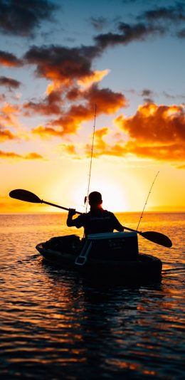 [2436x1125]落日美景 大海 渔民 小船 苹果手机壁纸图片