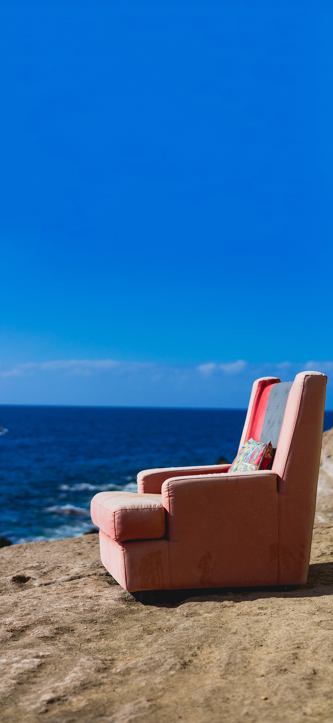 [2436×1125]蓝天 大海 岩石 沙发 苹果手机壁纸图片