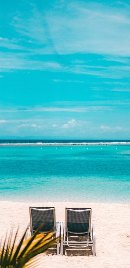 [2436x1125]蓝天 大海 沙滩 躺椅 休闲度假 苹果手机壁纸图片