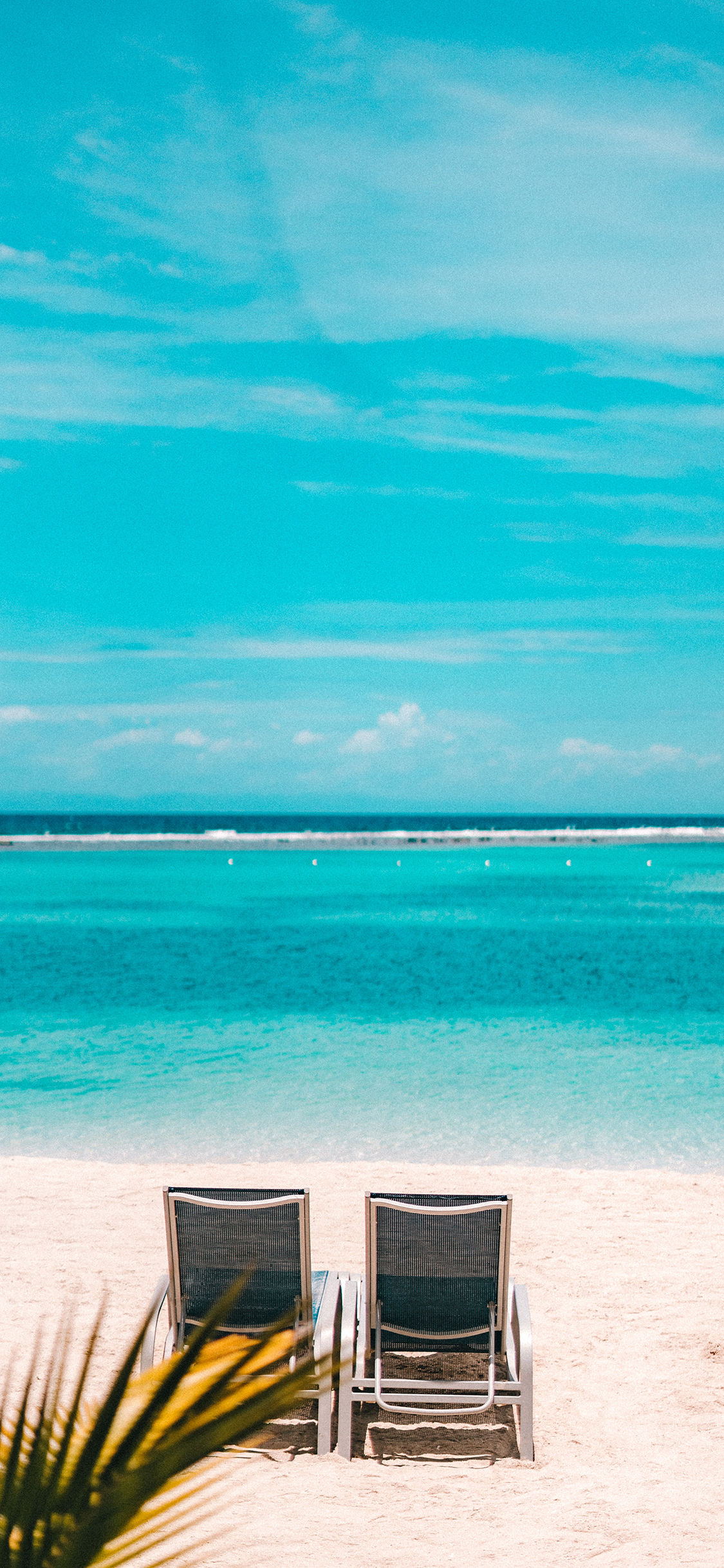 [2436×1125]蓝天 大海 沙滩 躺椅 休闲度假 苹果手机壁纸图片