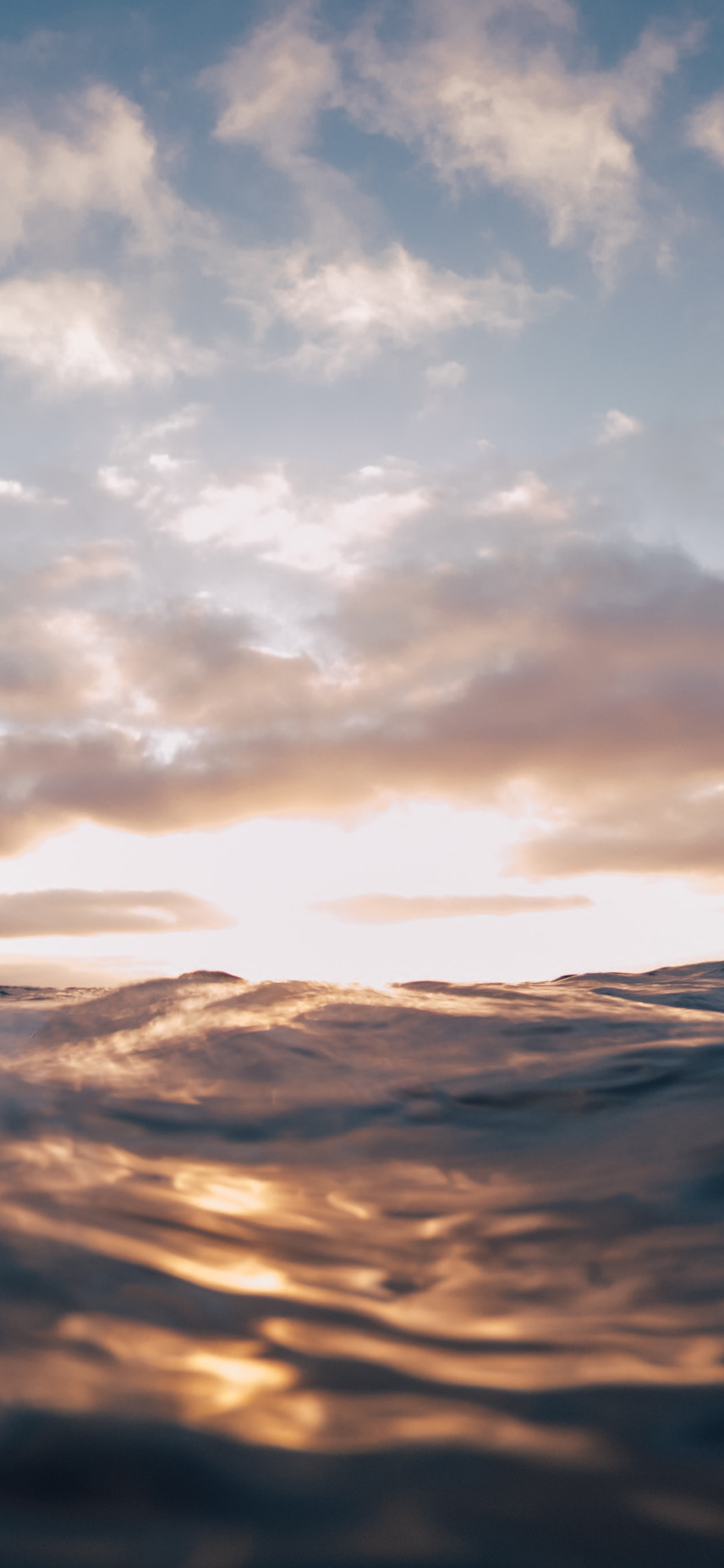 [2436×1125]蓝天 大海 海浪 翻涌 阳光 苹果手机壁纸图片