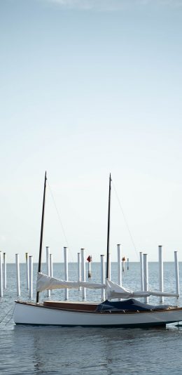 [2436x1125]蓝天 大海 船只 港口 苹果手机壁纸图片