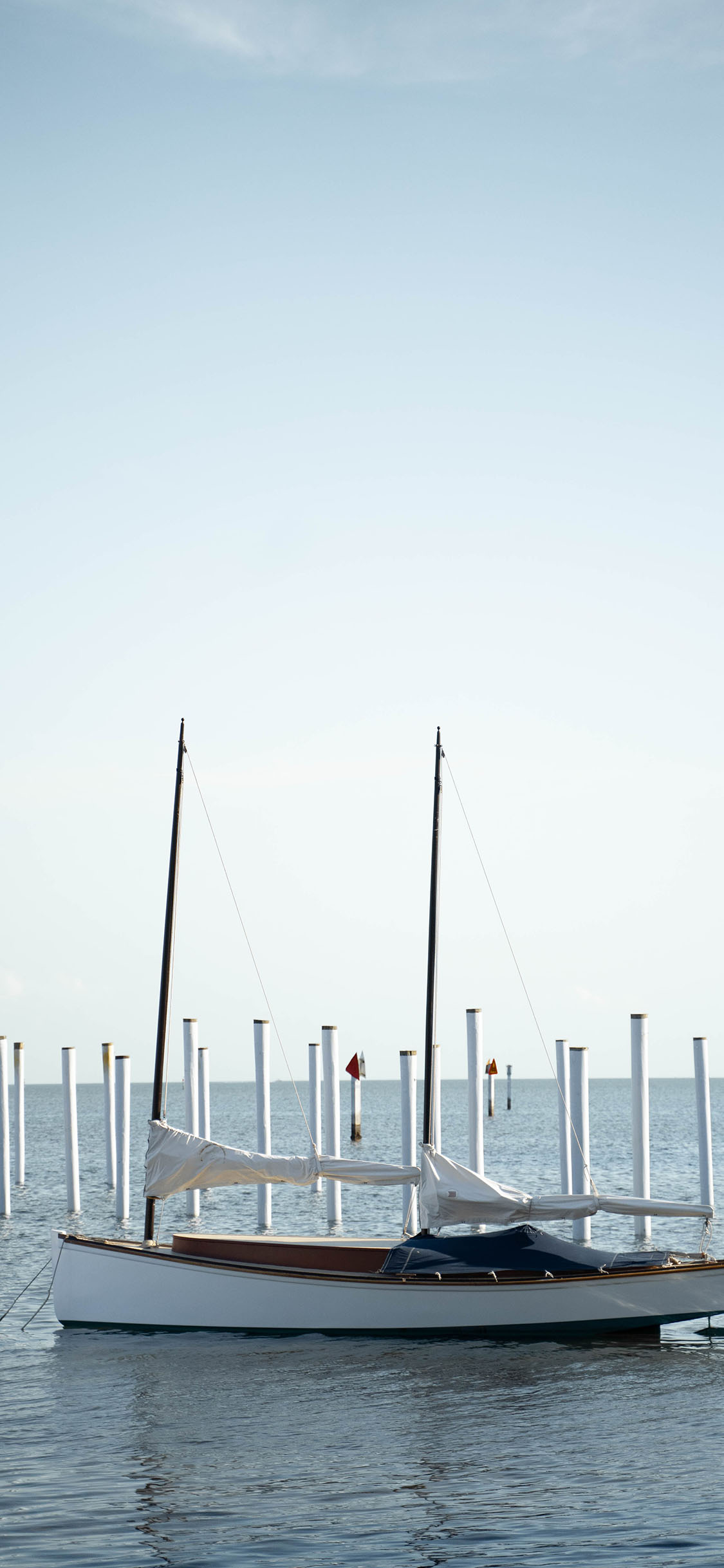 [2436×1125]蓝天 大海 船只 港口 苹果手机壁纸图片