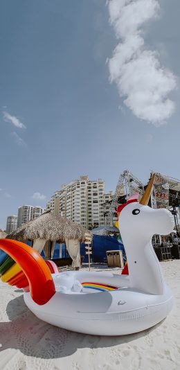 [2436x1125]蓝天 沙滩 泳圈 独角兽 苹果手机壁纸图片