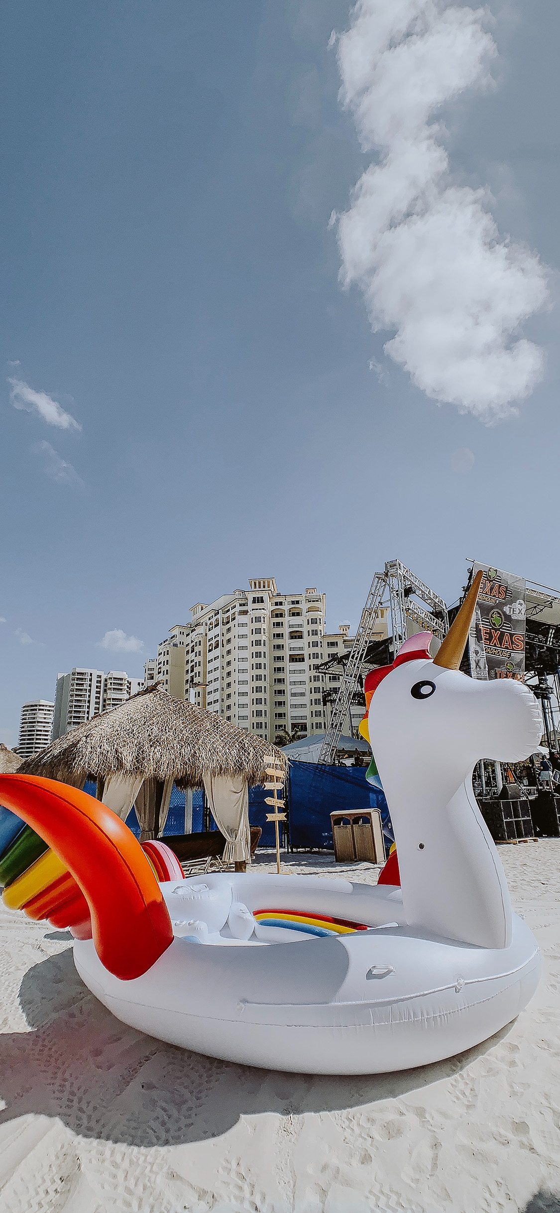 [2436×1125]蓝天 沙滩 泳圈 独角兽 苹果手机壁纸图片