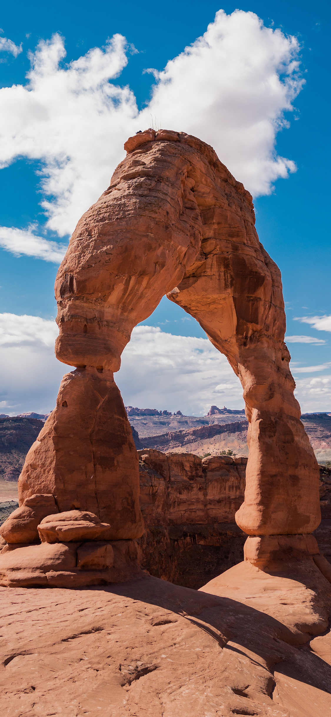 [2436×1125]蓝天 白云 小山丘 石头 拱形 苹果手机壁纸图片
