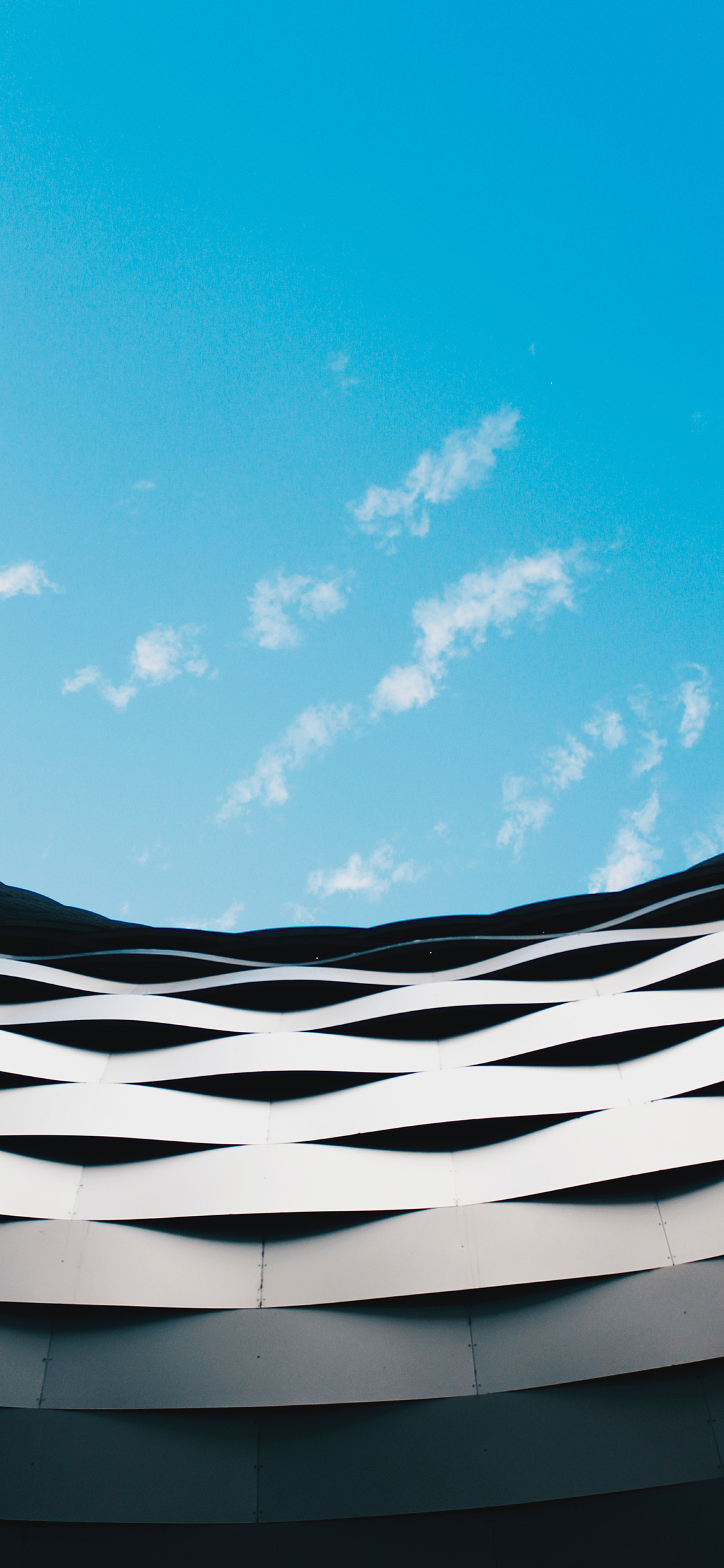 [2436×1125]蓝天 白云 建筑 圆弧 苹果手机壁纸图片