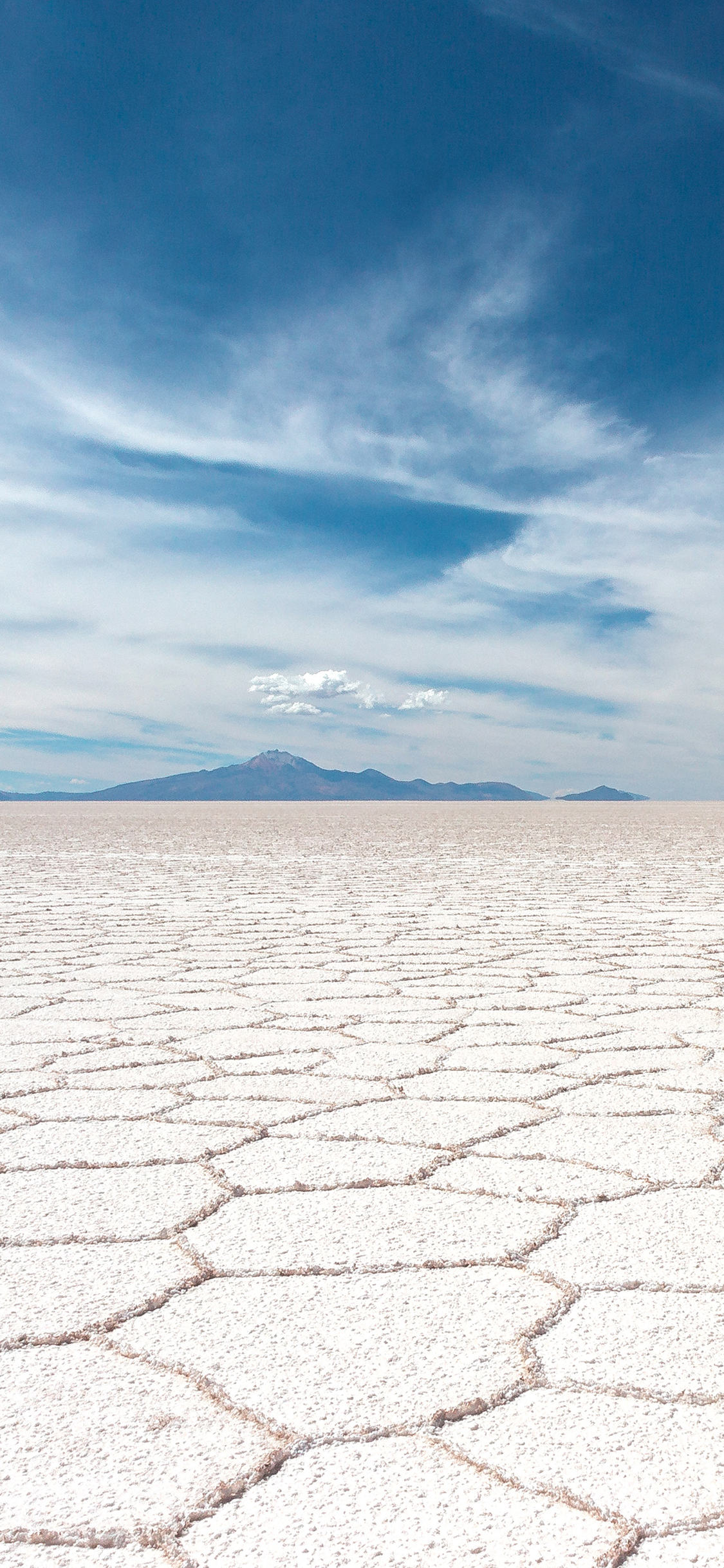 [2436×1125]蓝天 白云 旱地 干裂 苹果手机壁纸图片