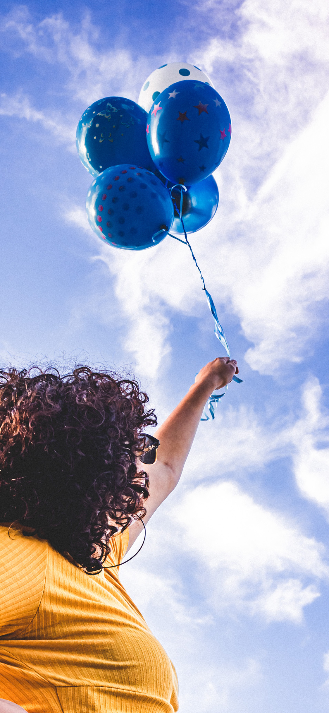 [2436×1125]蓝天 白云 气球 蓝色 苹果手机壁纸图片
