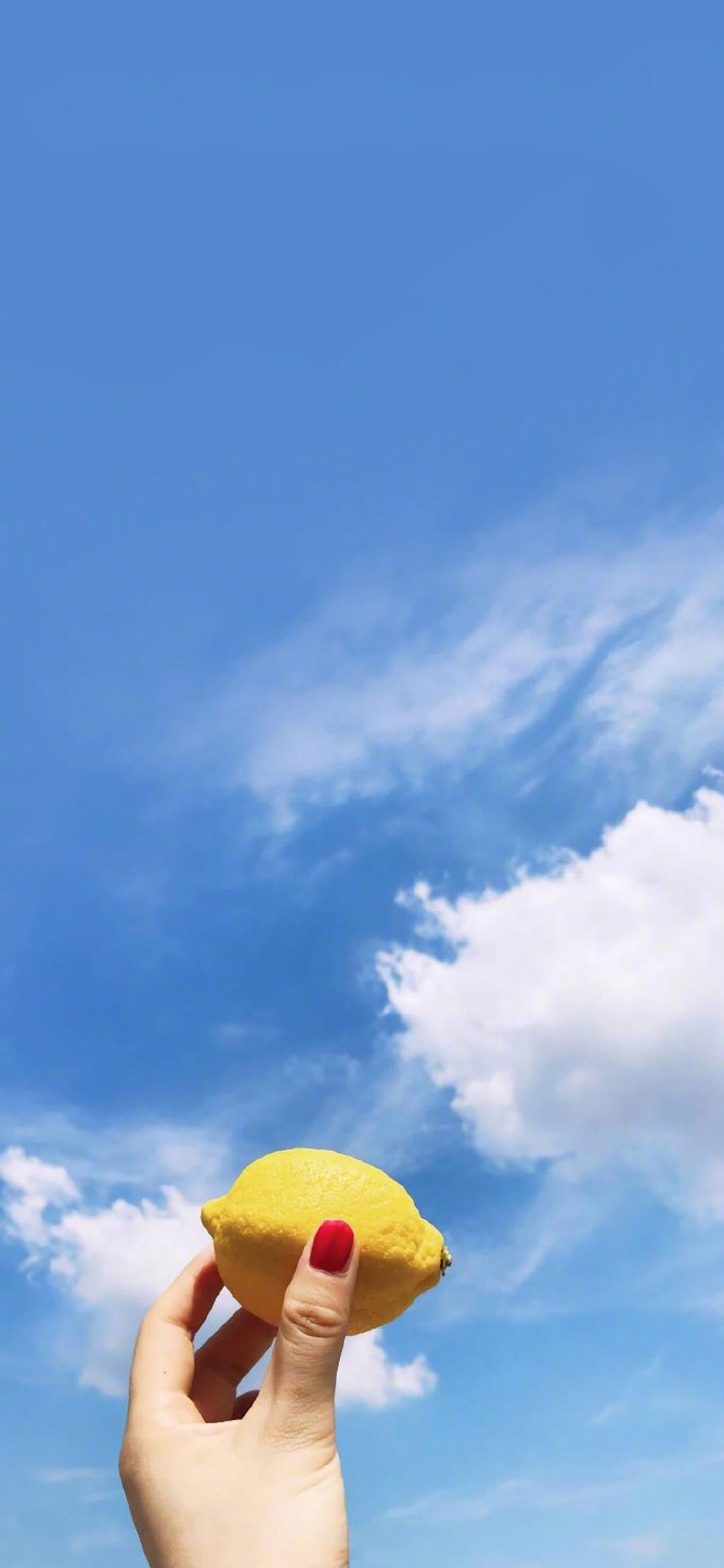 [2436×1125]蓝天 白云 水果 柠檬 手 苹果手机壁纸图片