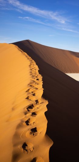 [2436x1125]蓝天 白云 沙漠 脚印 苹果手机壁纸图片