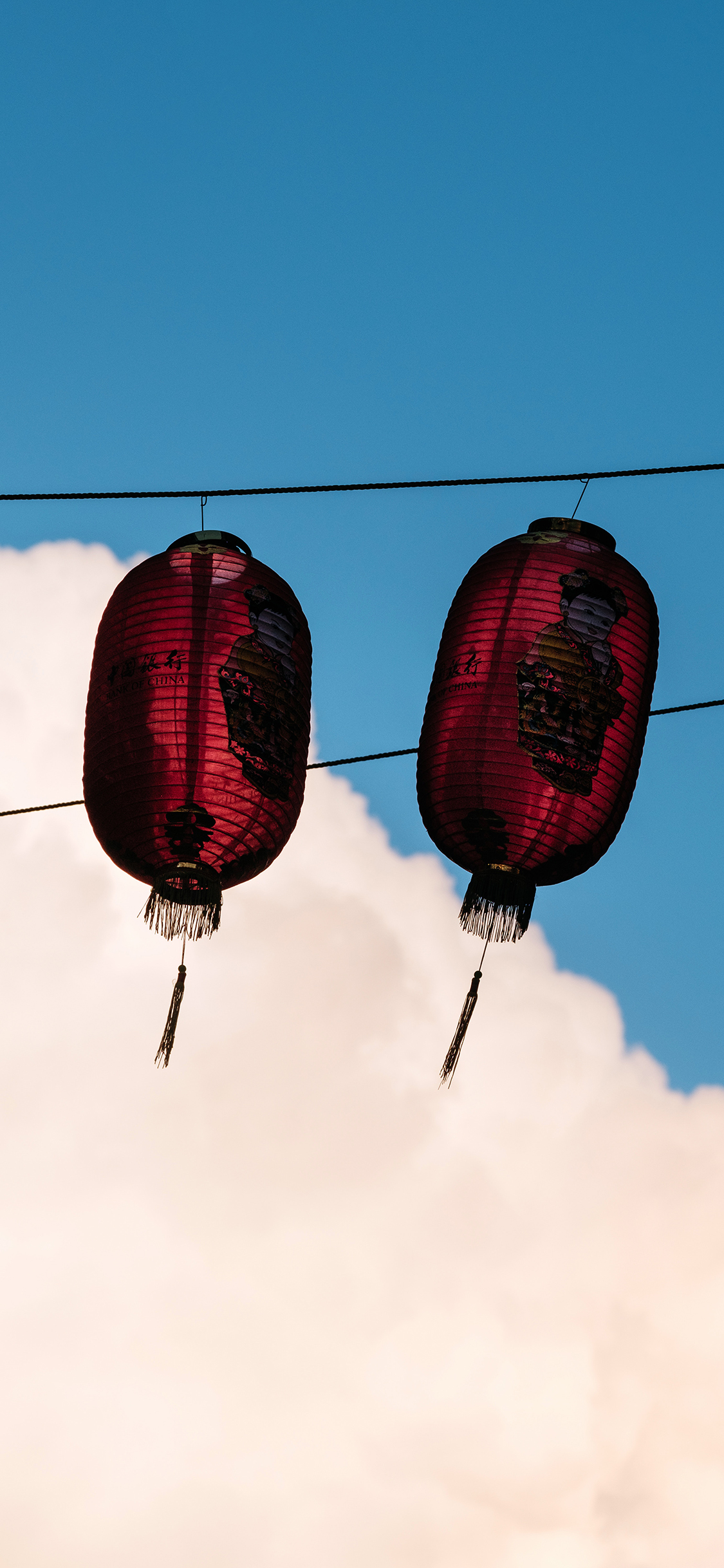 [2436×1125]蓝天 白云 灯笼 悬挂 苹果手机壁纸图片