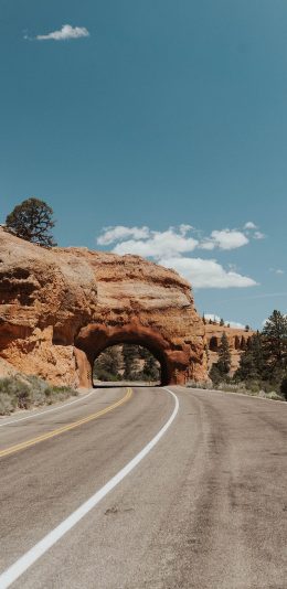 [2436x1125]蓝天 白云 车道 山峰 苹果手机壁纸图片