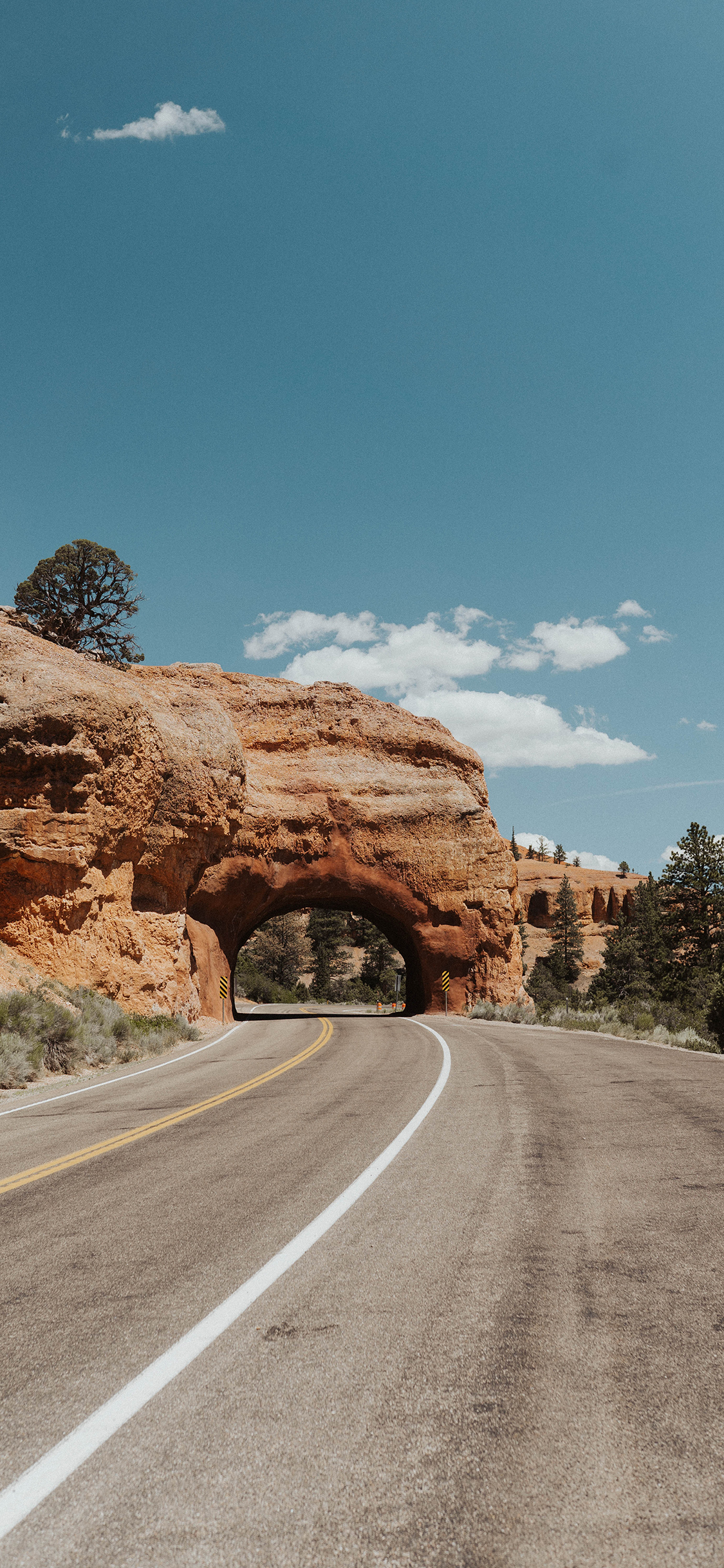 [2436×1125]蓝天 白云 车道 山峰 苹果手机壁纸图片