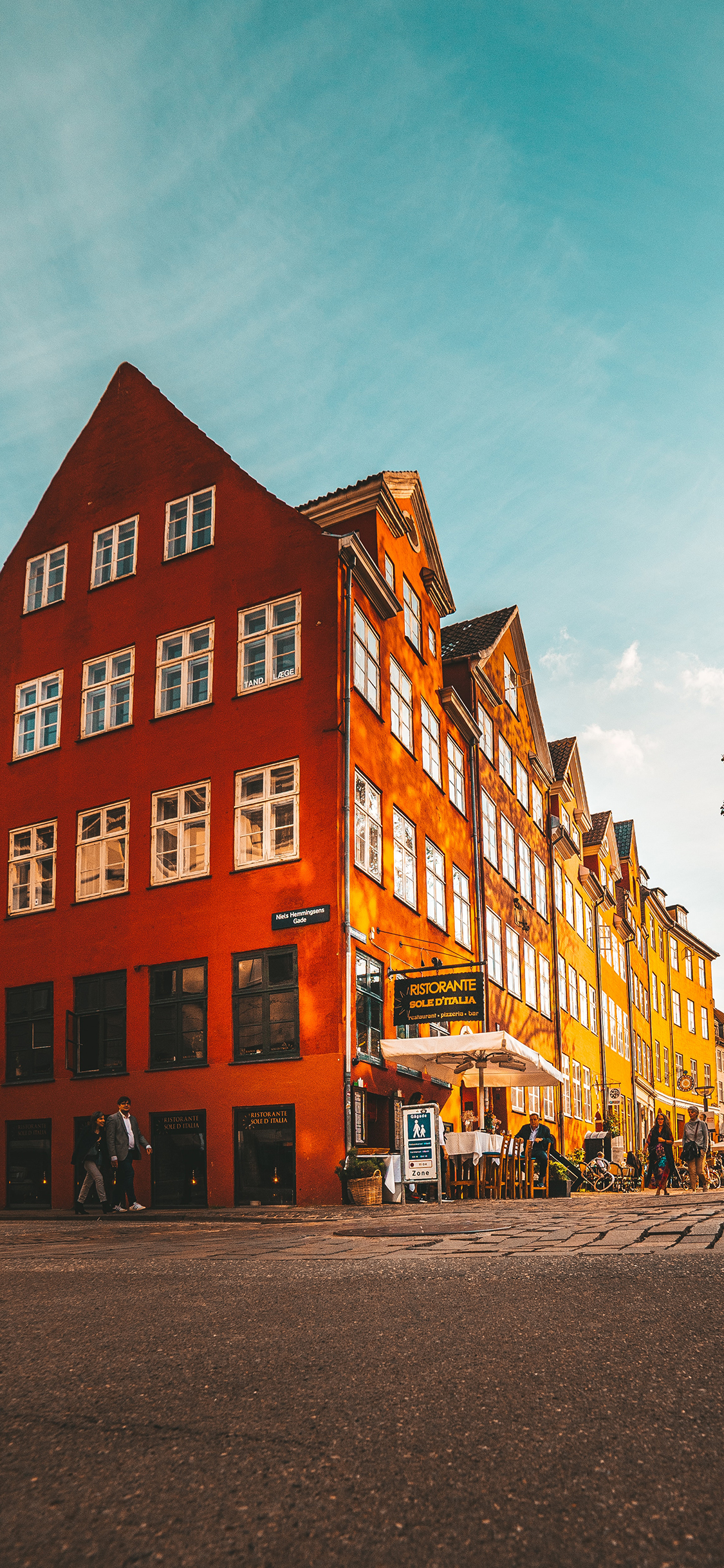 [2436×1125]蓝天 街景 建筑 色彩