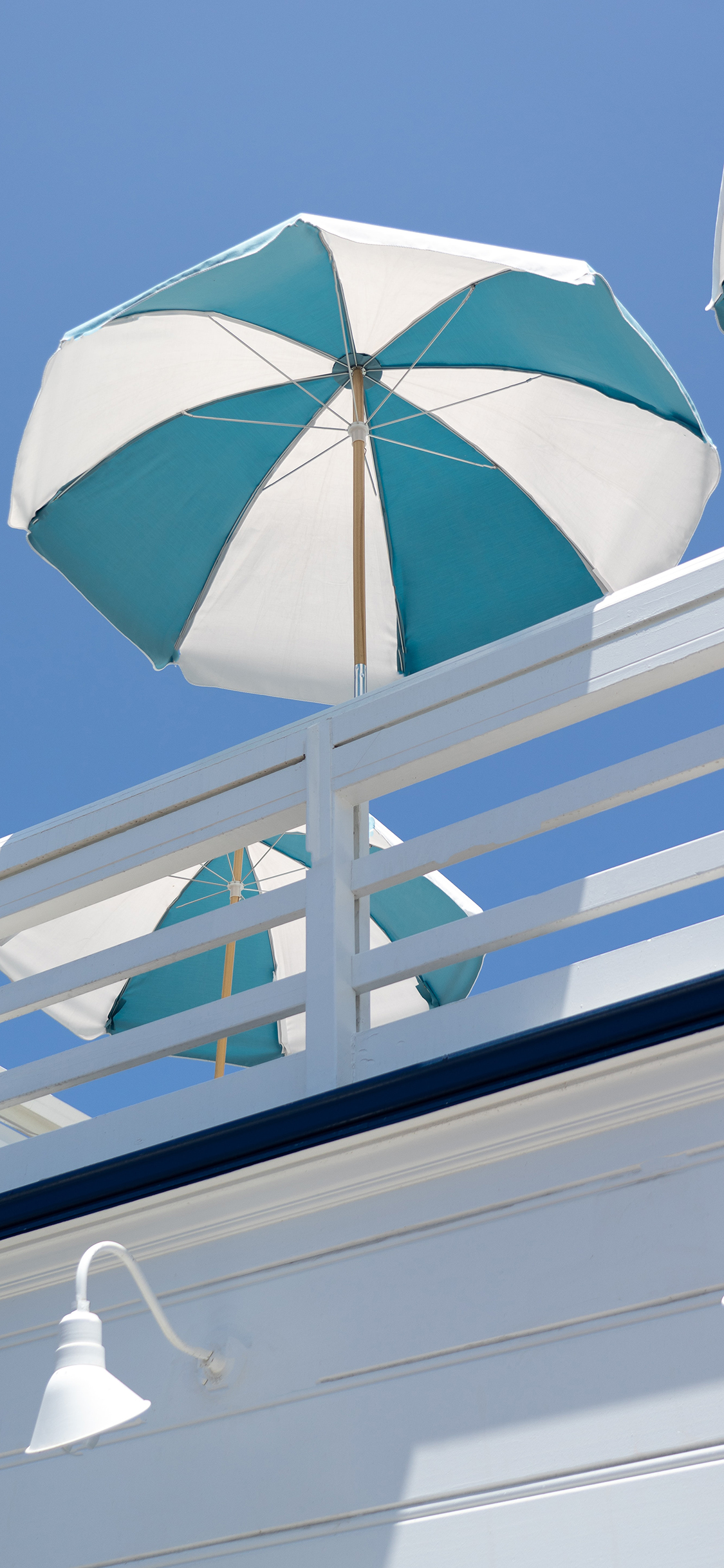 [2436×1125]蓝天 遮阳伞 阳光 夏日 苹果手机壁纸图片