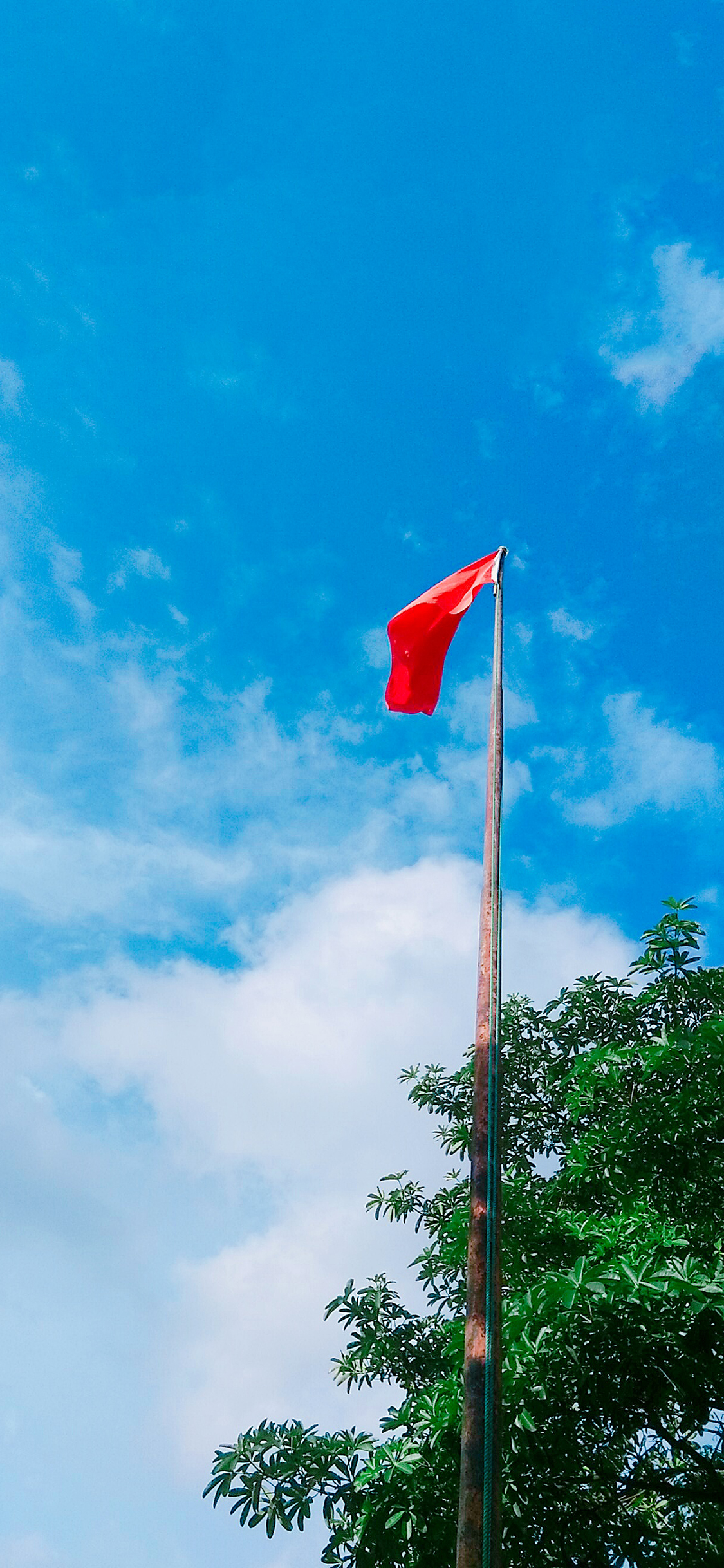 [2436×1125]蓝天白云 国旗 中国国旗 五星红旗 苹果手机壁纸图片