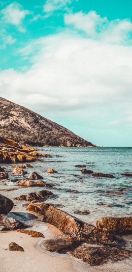 [2436x1125]蓝天白云 大海 岩石 海景 苹果手机壁纸图片