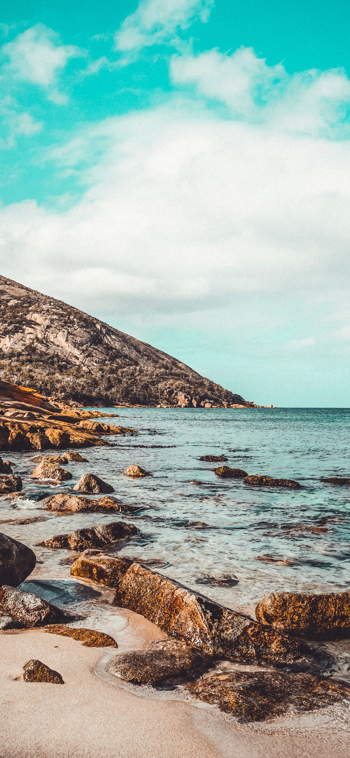 [2436×1125]蓝天白云 大海 岩石 海景 苹果手机壁纸图片