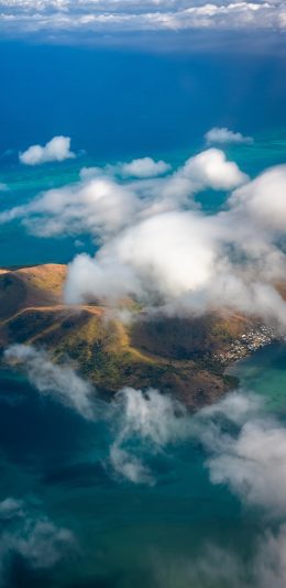 [2436x1125]蓝天白云 山峰 海水 自然美景 苹果手机壁纸图片