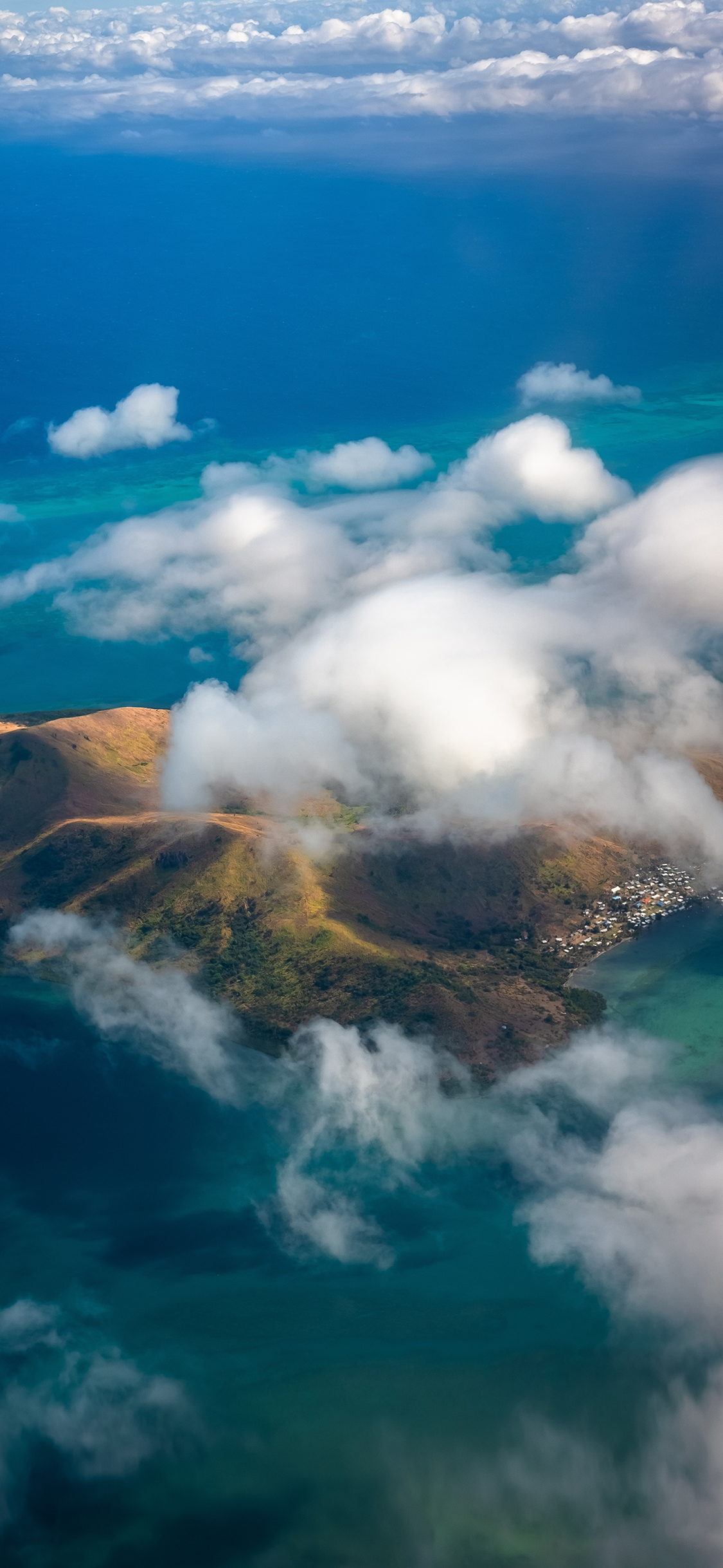 [2436×1125]蓝天白云 山峰 海水 自然美景 苹果手机壁纸图片
