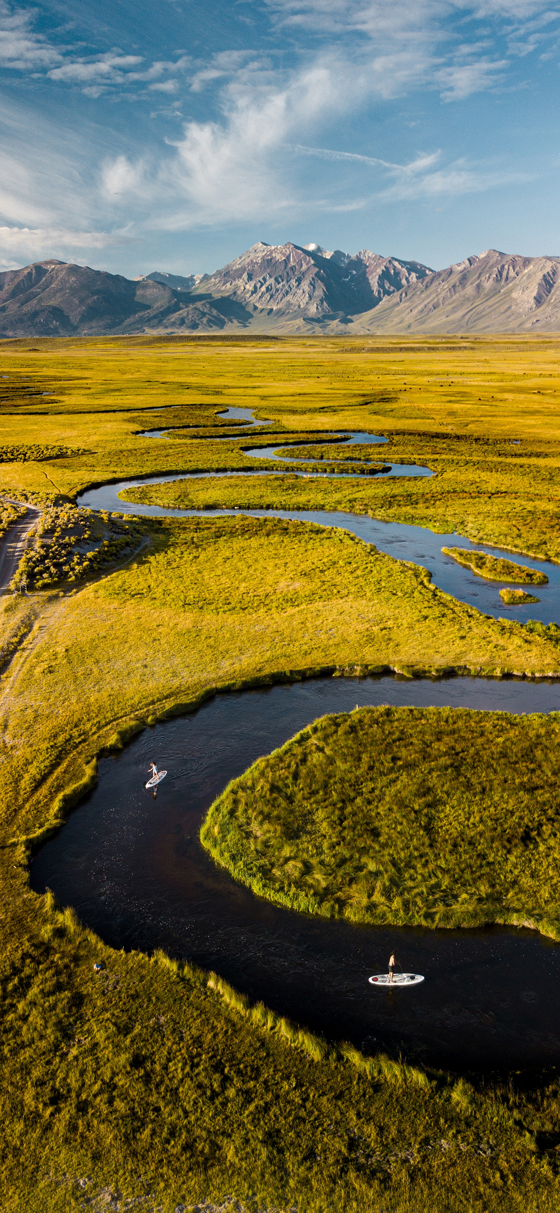 [2436×1125]蓝天白云 山峰 草坪 自然美景 苹果手机壁纸图片