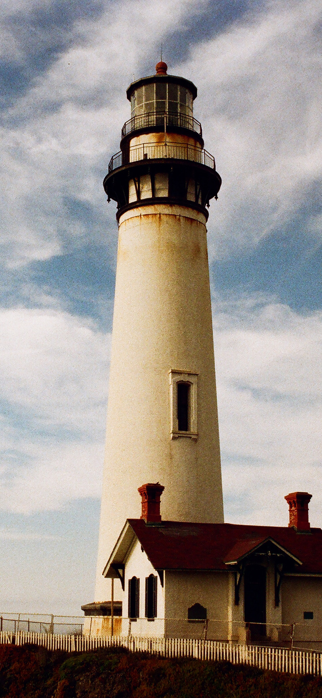 [2436×1125]蓝天白云 建筑 信号塔 苹果手机壁纸图片