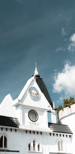 [2436x1125]蓝天白云 建筑 农场 羊头标志 苹果手机壁纸图片