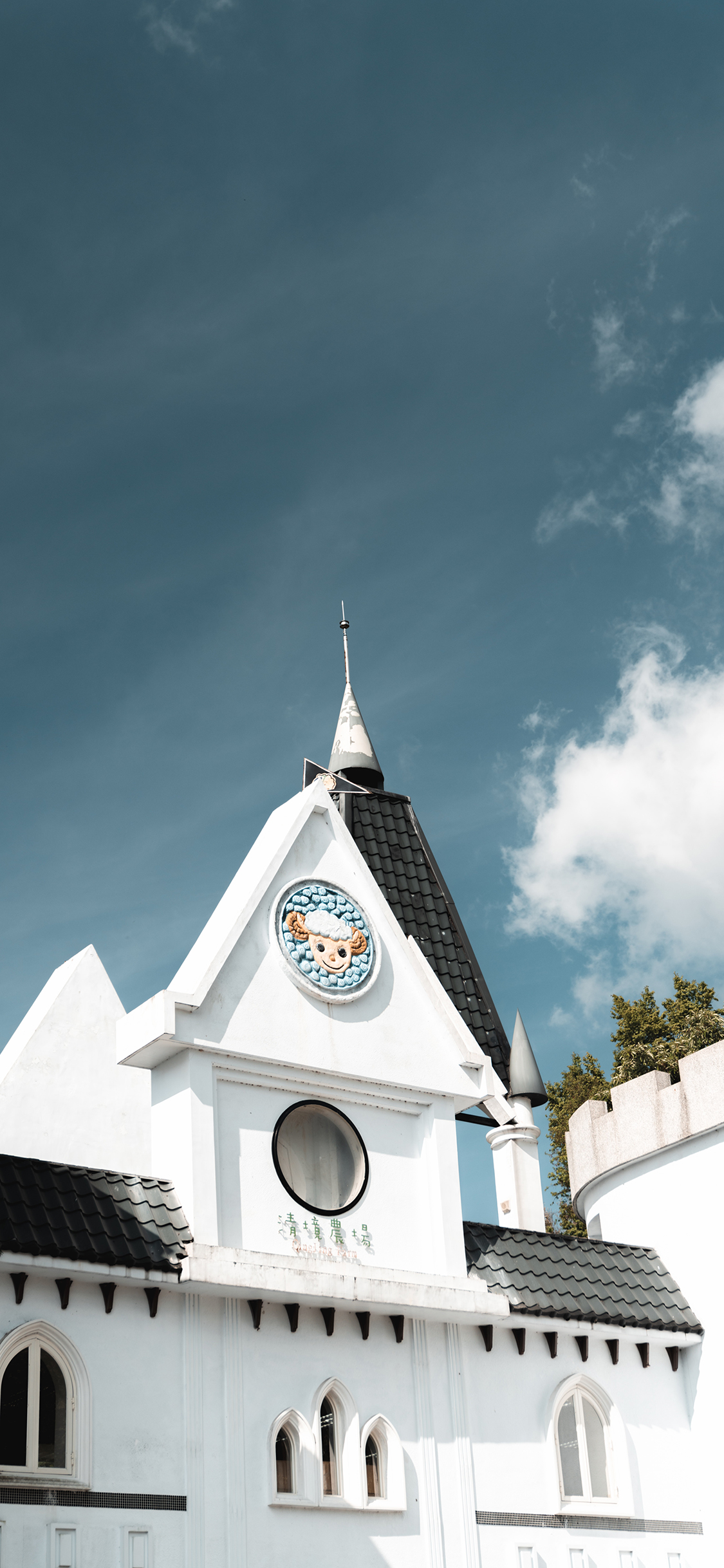 [2436×1125]蓝天白云 建筑 农场 羊头标志 苹果手机壁纸图片