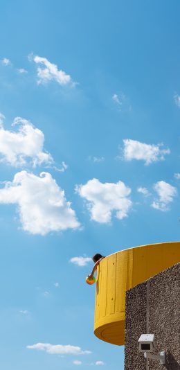 [2436x1125]蓝天白云 建筑 女孩 皮球 苹果手机壁纸图片