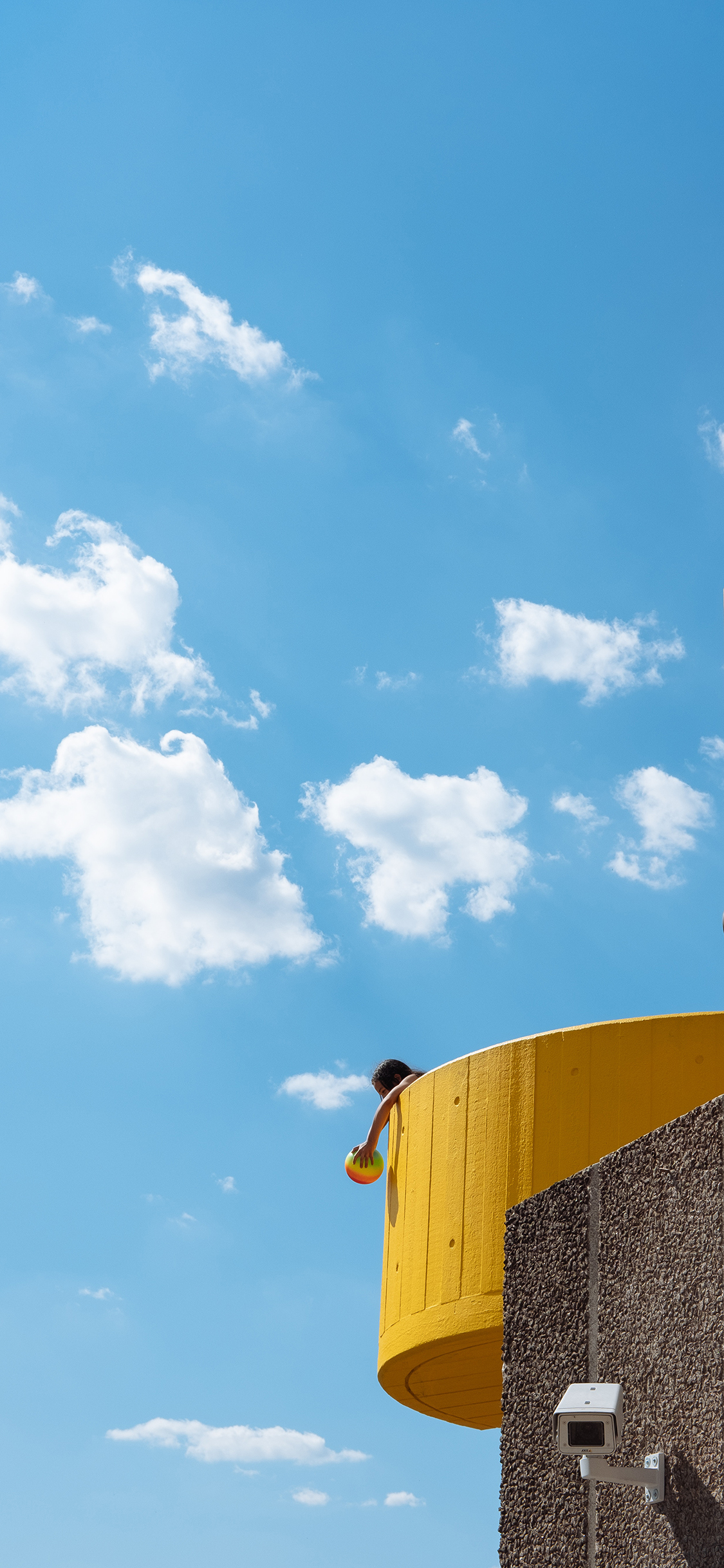[2436×1125]蓝天白云 建筑 女孩 皮球 苹果手机壁纸图片