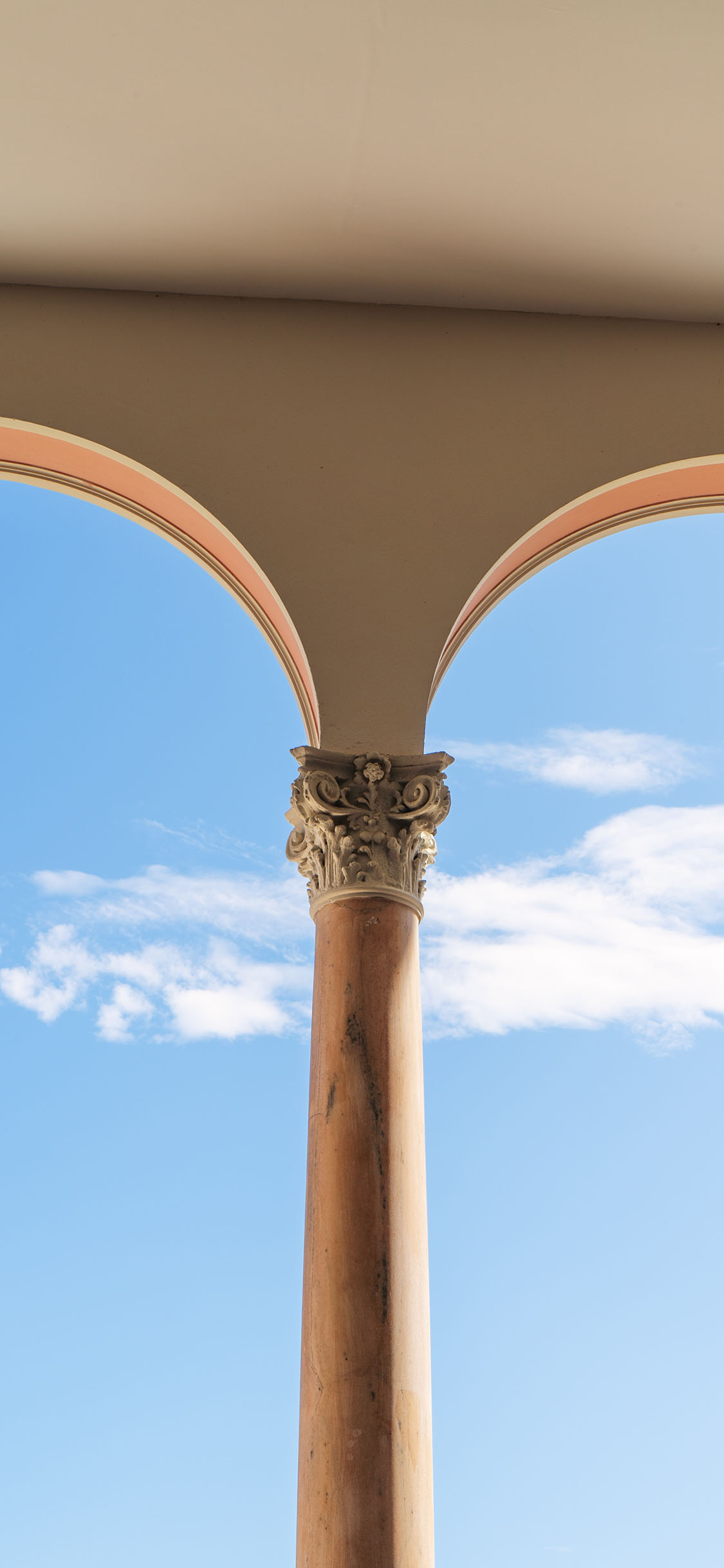[2436×1125]蓝天白云 建筑 柱子 拱门 苹果手机壁纸图片