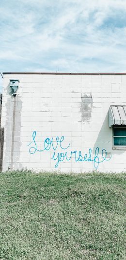 [2436x1125]蓝天白云 建筑 草地 清新 苹果手机壁纸图片