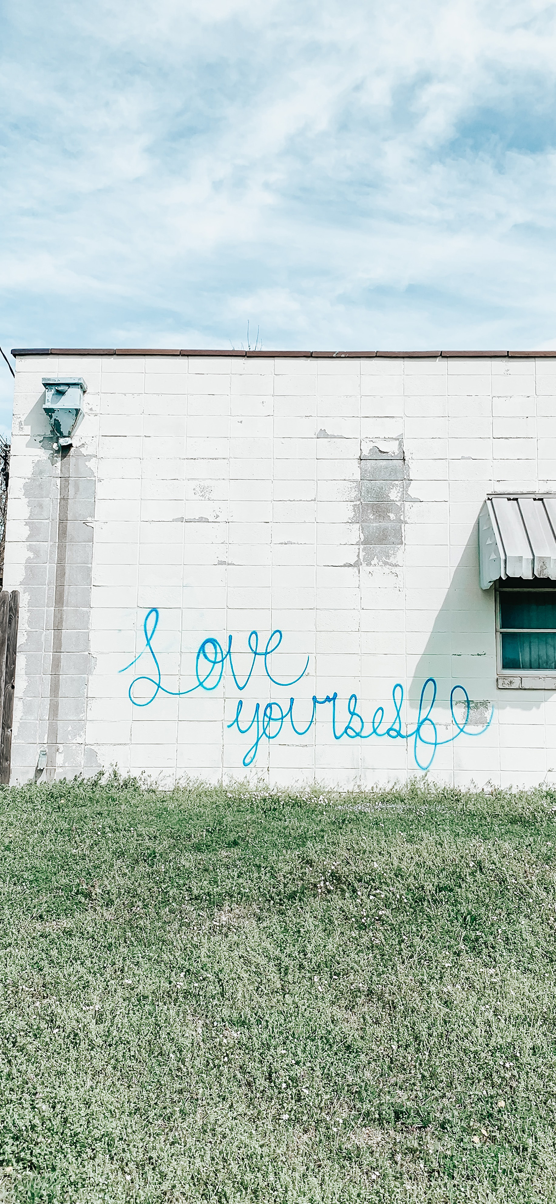 [2436×1125]蓝天白云 建筑 草地 清新 苹果手机壁纸图片