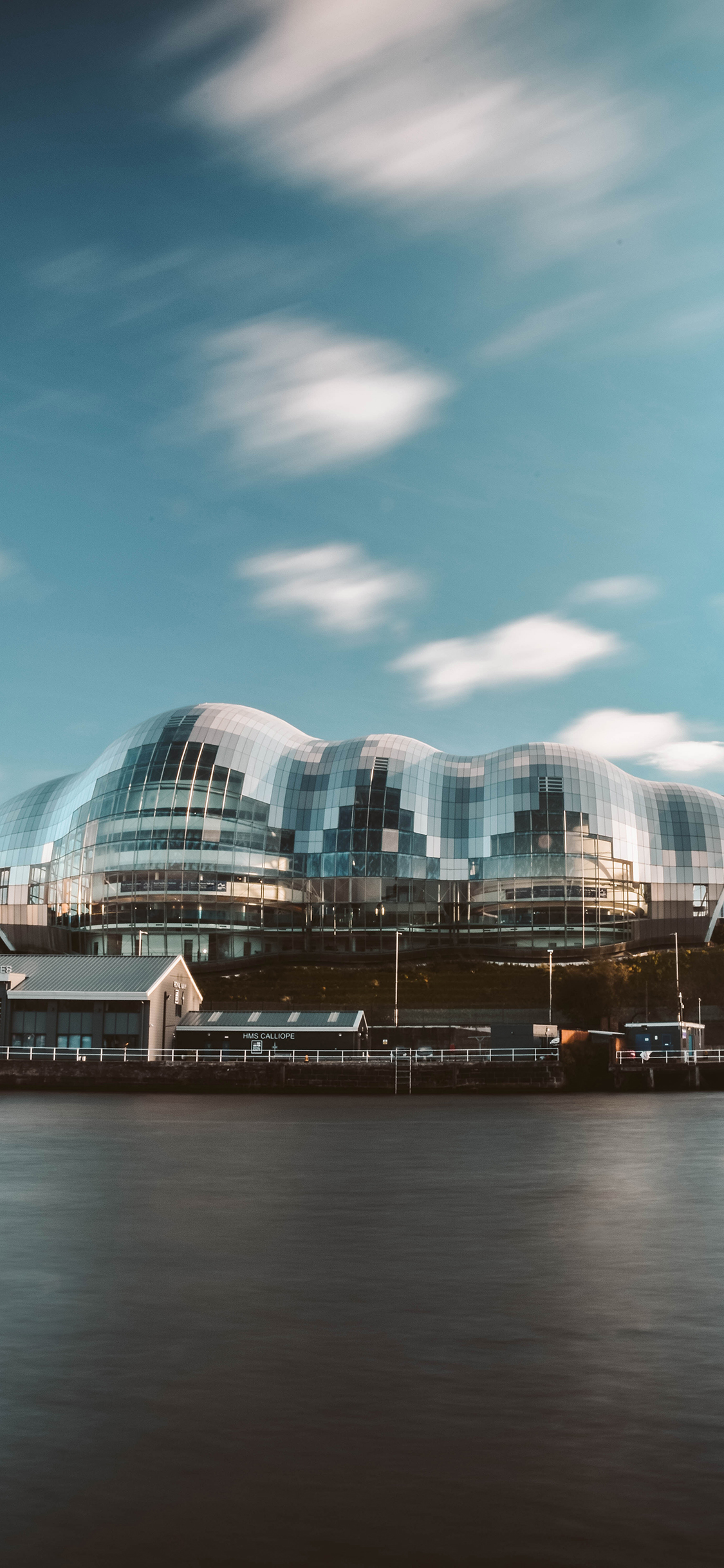 [2436×1125]蓝天白云 建筑 设计 城市 苹果手机壁纸图片