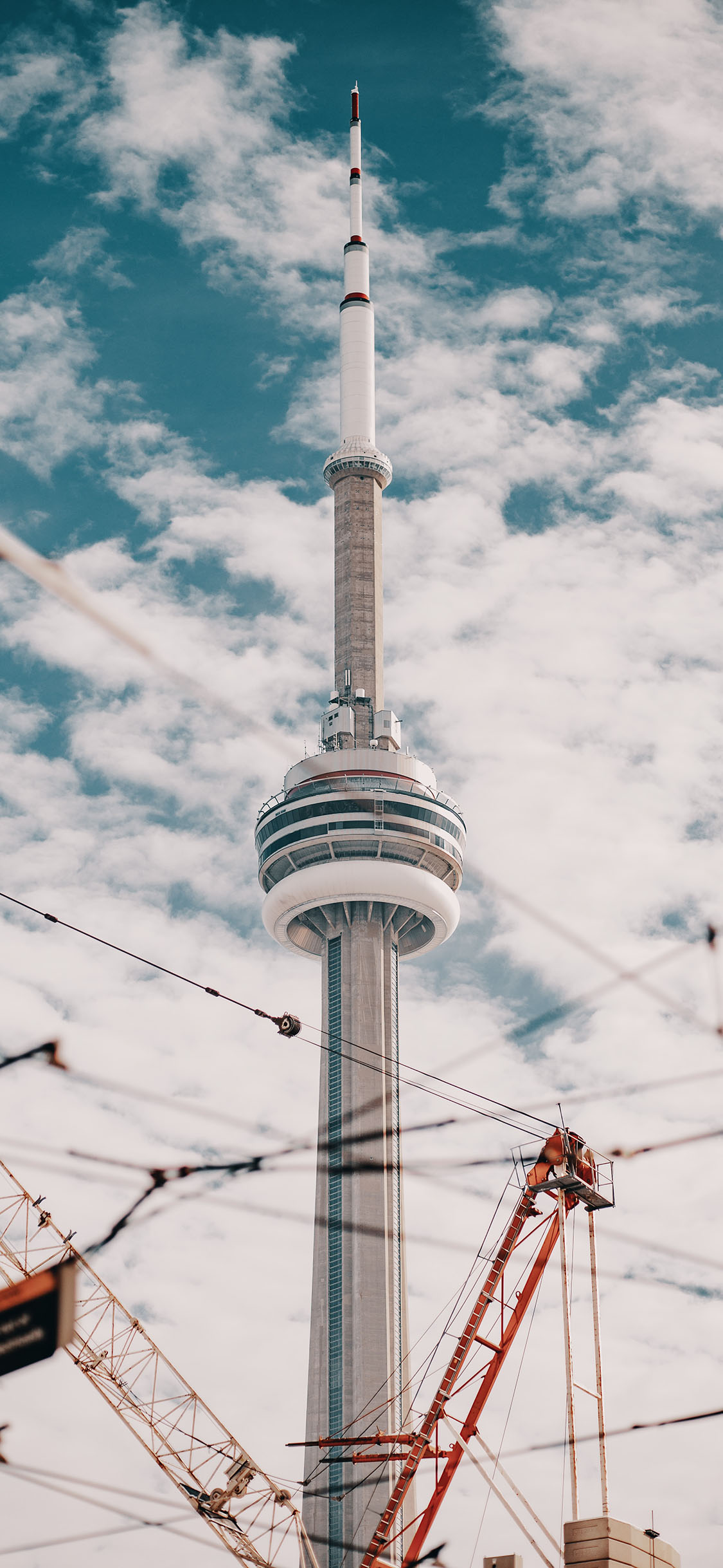[2436×1125]蓝天白云 建筑 高塔 苹果手机壁纸图片