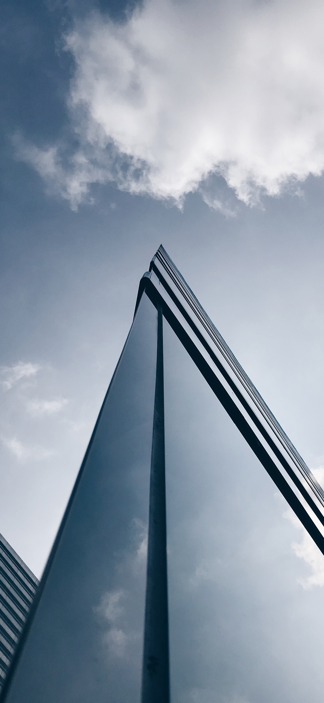 [2436×1125]蓝天白云 建筑 高楼 三角 苹果手机壁纸图片