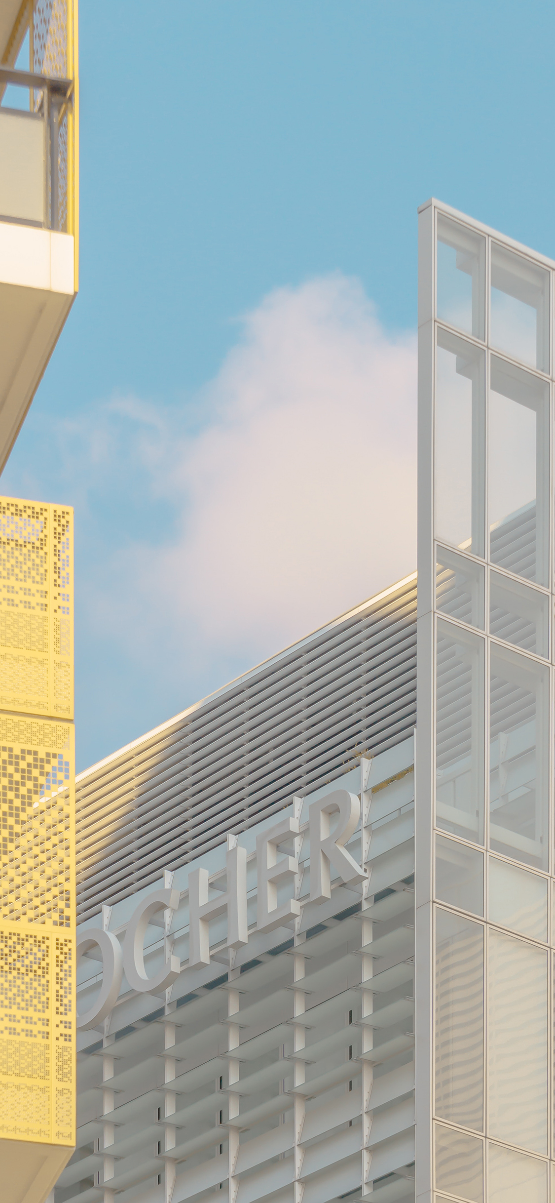 [2436×1125]蓝天白云 建筑 高楼 黄色 苹果手机壁纸图片