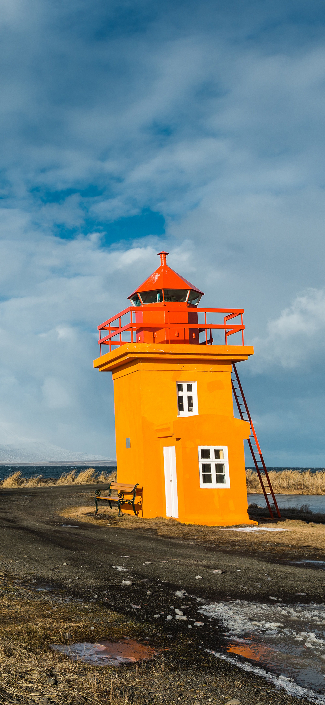[2436×1125]蓝天白云 建筑 黄色 小楼 苹果手机壁纸图片