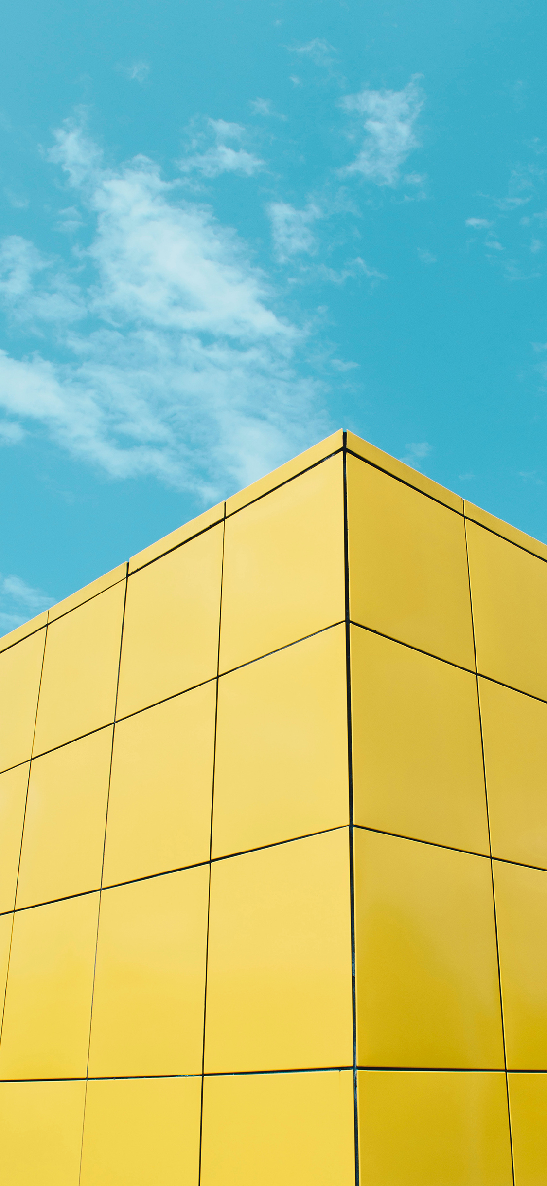 [2436×1125]蓝天白云 建筑 黄色 魔方 苹果手机壁纸图片
