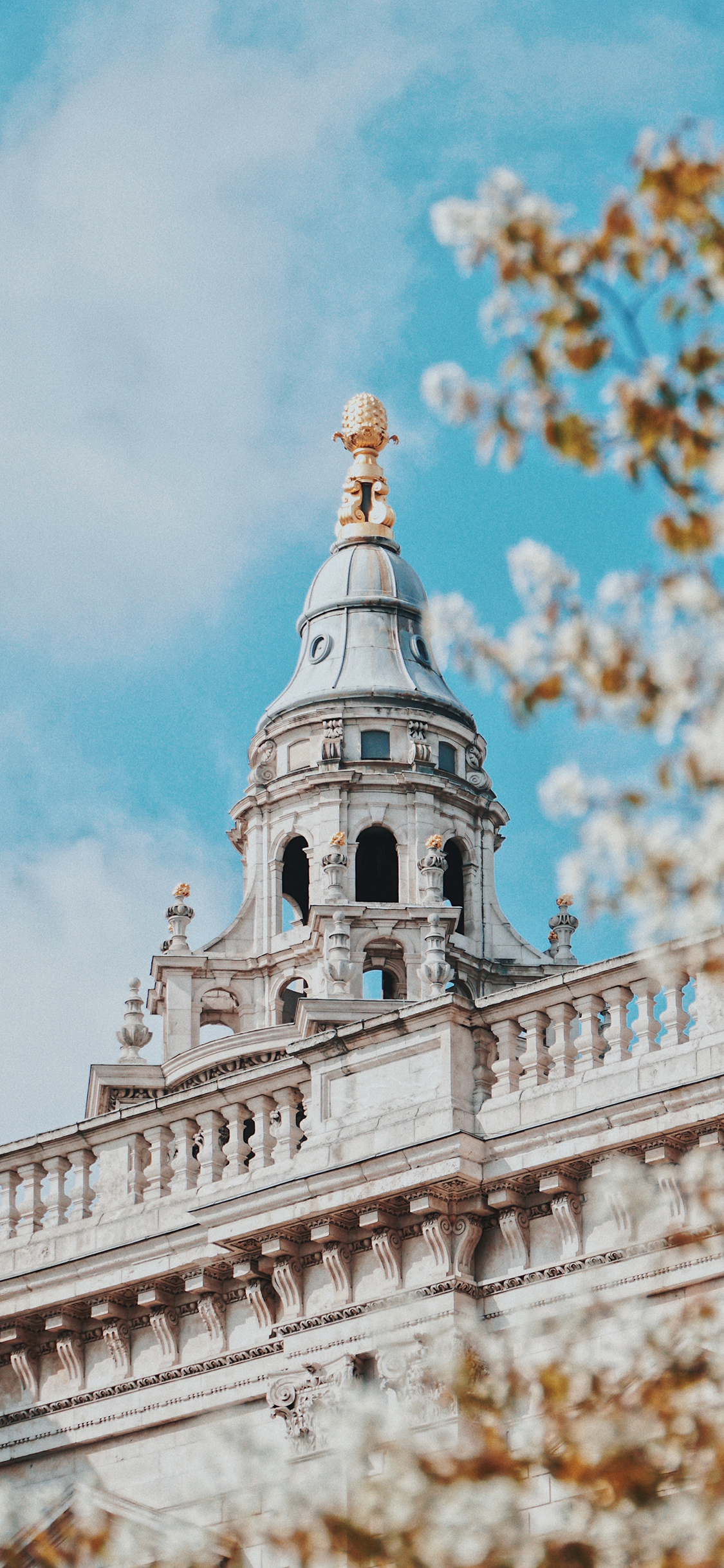 [2436×1125]蓝天白云 异域 欧式 建筑 苹果手机壁纸图片