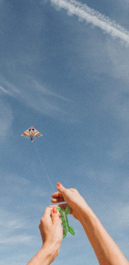 [2436x1125]蓝天白云 放风筝 娱乐 休闲 苹果手机壁纸图片